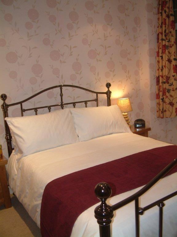 Same double room: bedside detail
